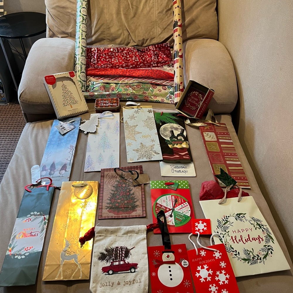 7 holiday wine bag, 5 mini gift bag, 7 tissue paper, 2 set of cards, 2 wrap role